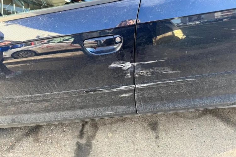 „Nu înțeleg ce fel de rasă de oameni suntem” -  Mașina unei clujence, avariată grav în parcarea Pepco Florești. Vinovatul a dat bir cu fugiții