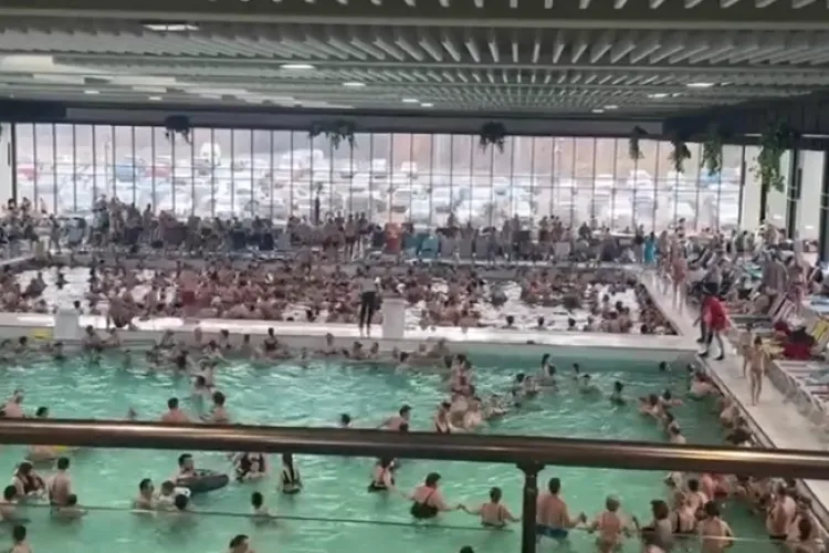 VIDEO Cea mai tare Horă a Unirii: În piscină, s-au prins în hora bucuriei, cu mic cu mare! Imagini spectaculoase cu modul inedit de a sărbători Mica Unire