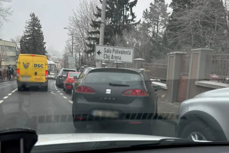 Șoferul zilei” în Cluj! Și-a lăsat mașina în drum după bunul plac: „Poftim parcare” 