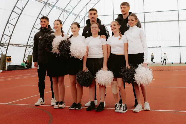 Mai mulți jucători de la “U” Cluj, surpriză pentru elevii unui liceu din Cluj: ,,Acești copii au mai multe meciuri la U Cluj decât mine” - FOTO