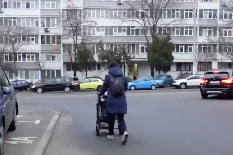 Parcările neregulamentare din Cluj au devenit un chin pentru mulți părinți: „Ne fac să circulăm cu copiii mici pe stradă”