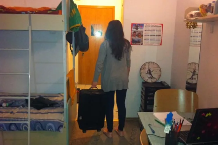 Studentă din Cluj, îngrozită de apa de la dușurile din cămin: „Începe să îmi fie frică pentru tatuajele mele/Nu îmi mai recunosc părul”