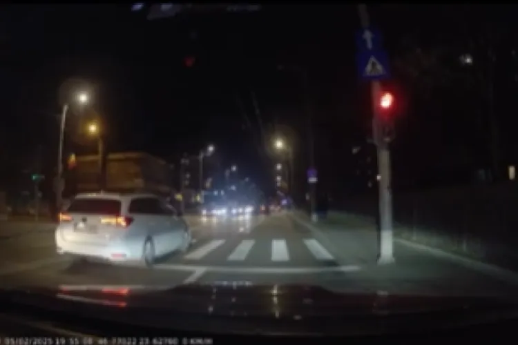 Un șofer ,,daltonist” surprins în timp ce trece pe roșu pe o stradă din Cluj! A așteptat ca pietonii să traverseze strada dar a uitat de semafor - VIDEO 