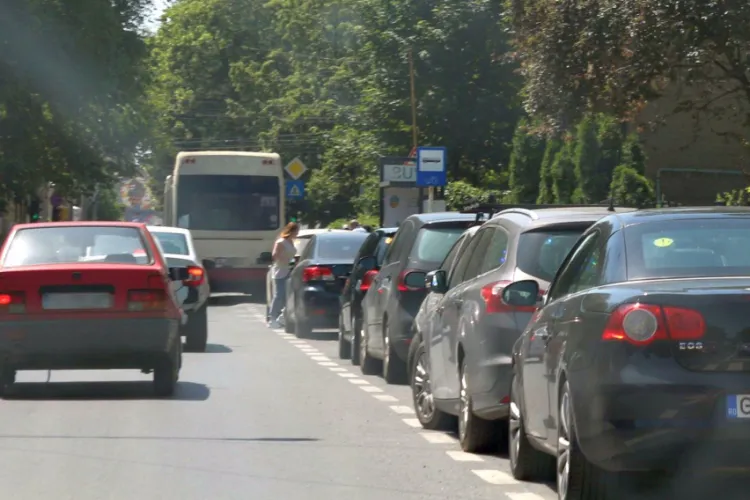Parcările ilegale transformă drumurile din Cluj în capcane! Șoferii cer măsuri urgente: „Găsiți o soluție, nu se mai poate”