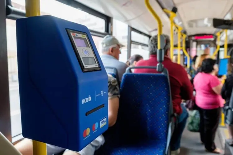 Se fură ca-n codru în autobuzele din Cluj! Doi îndrăgostiți au lăsat un călător fără telefon mobil în câteva secunde/Victima dormea și nu a văzut pericolul