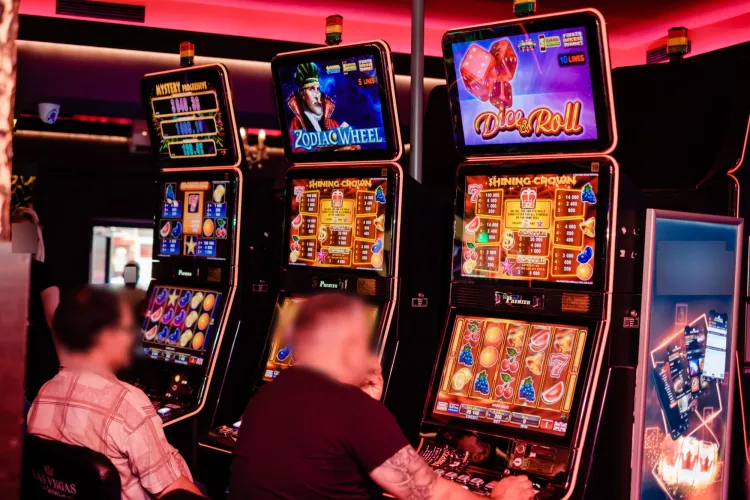 Strada Fabricii, aproape să scape de casele de pariuri și de păcănele. Un proiect de lege care ar schimba fața Clujului