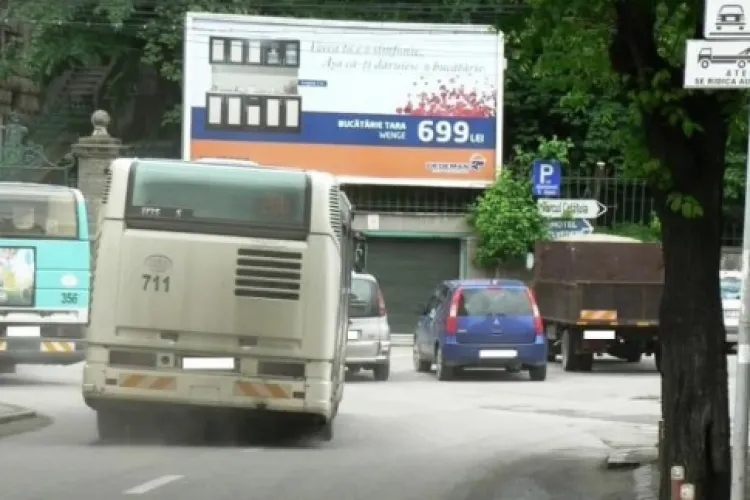 Haos în Cluj! Mașinile cu marfă blochează zilnic stațiile de autobuz și paralizează traficul: „În fiecare dimineață se întâmplă”