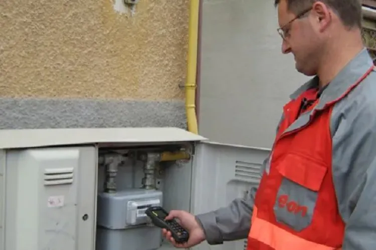 Țeapa ,,de la gaze” face ravagii în Cluj! Cum era să fie o clujeancă înșelată de doi indivizi îmbrăcați în haine E.ON: ,,Nu-i lăsați în casă”