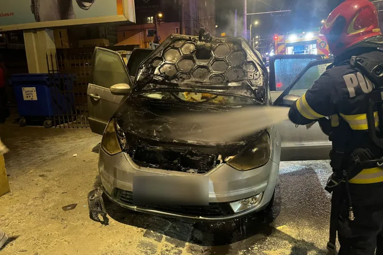 VIDEO: O mașină a luat foc în această seară în Cluj-Napoca, pe strada Teodor Mihali. Fumul gros și flăcările au alertat trecătorii 