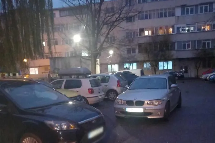 Pericol pe străzile din Cluj! Mașinile parcate peste tot dau bătăi de cap clujenilor: „Ieșirea în siguranță este dificilă și periculoasă”