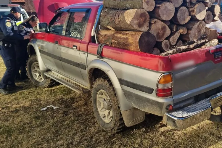 Legea e doar pentru unii! Șofer, prins în timp ce circula pe străzile din Cluj cu o mașină plină de lemne, dar fără plăcuțe de înmatriculare - FOTO