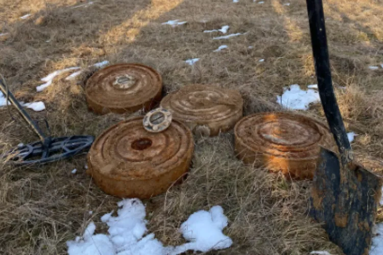 Mine antitanc descoperite în Cluj! Doi clujeni le-au găsit folosind detectoare de metale. Pirotehniștii, chemați la fața locului - FOTO 