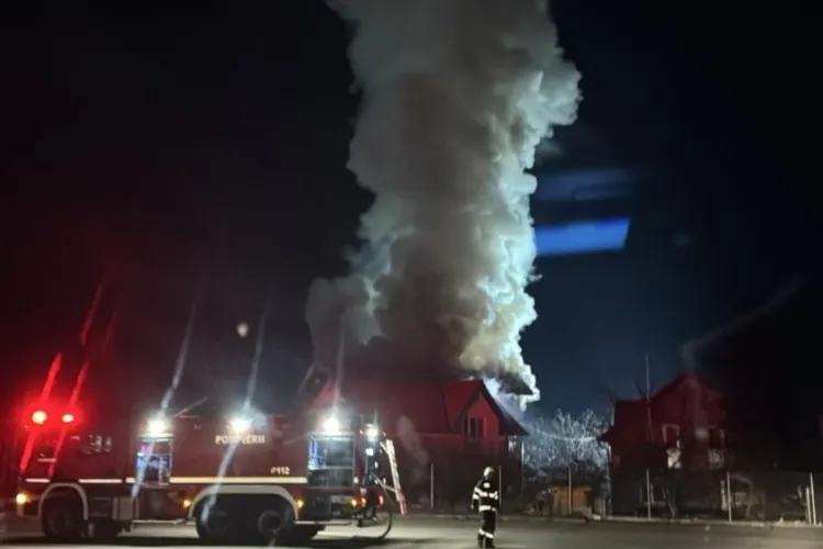 Cluj: Ce a declanșat incendiul devastator care a mistuit o gospodărie din Apahida! Au intervenit cinci autospeciale de stingere și o ambulanță SMURD
