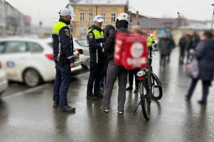 Livratorii din Cluj, luați în vizor de polițiști! Peste 150 dintre ei s-au ales cu amenzi. Au fost verificați și cu etilotestul