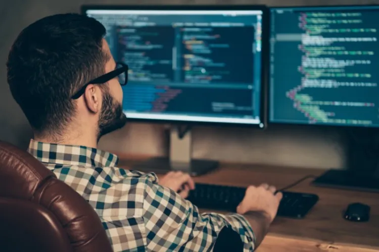 Sfârșitul epocii de aur în IT? Programatorii, tot mai panicați că vor rămâne fără job-uri: „Vai de rasa noastră. Șefulică îți dă cu picioru’ și spune PA” 