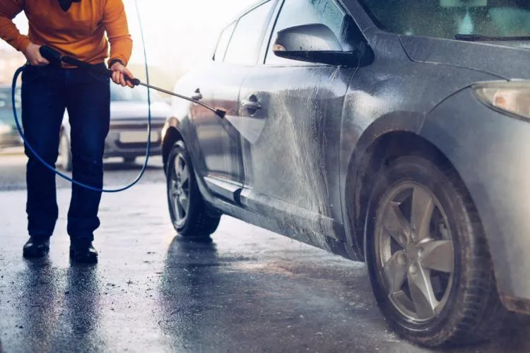 Spălătorie auto sau club de noapte? Clienții unei spălătorii din Cluj deranjează vecinii cu muzică și motoare turate la maxim: ,,În fiecare seară”