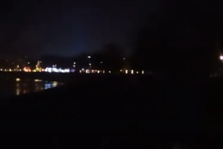 Clujenii ,,joacă baba-oarba” când ies la plimbare pe malurile Someșului. În unele zone din Cluj e BEZNĂ totală după lăsarea serii: ,,Nu este posibil