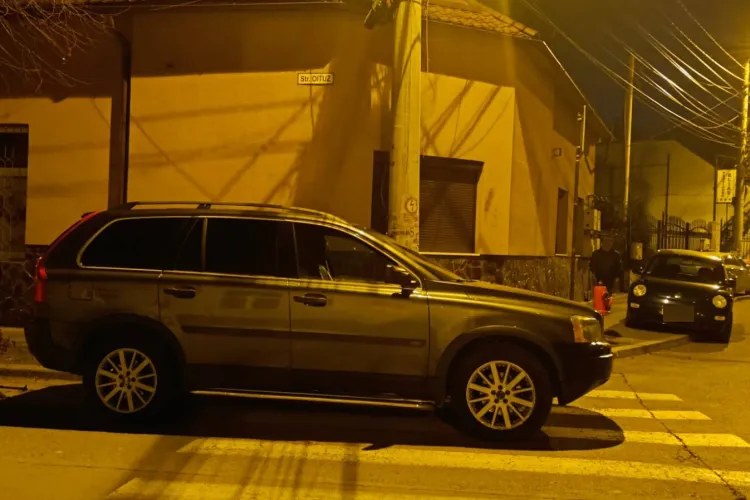 Parcare ,,excelentă” în Cluj! A blocat și pietonii, și șoferii: „Ce caută Volvo pe parcare de BMW?”