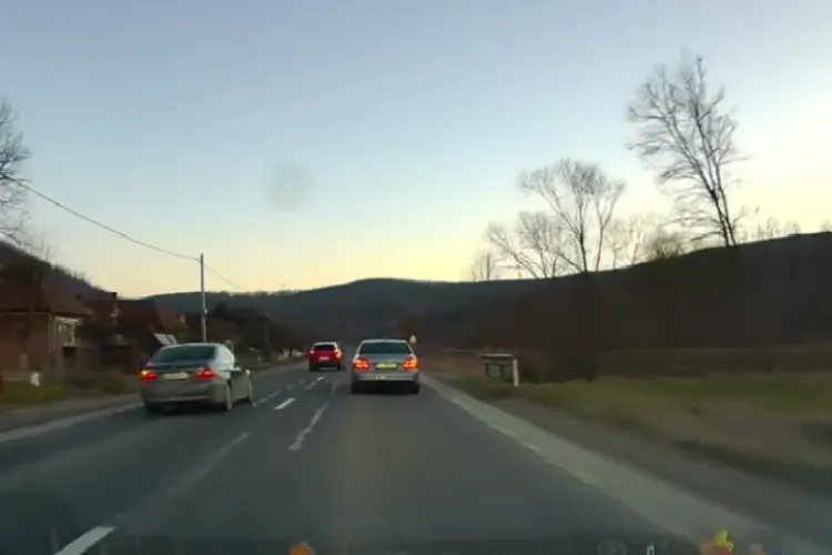 Șofer de 75 de ani din Cluj, rămas fără carnet după ce a făcut o depășire riscantă și a pus viața tuturor în pericol. A primit o amendă usturătoare - VIDEO