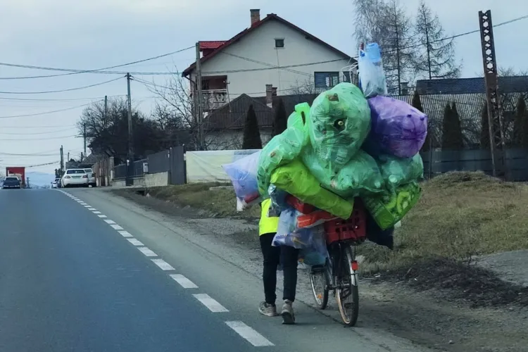 Un „reciclator” pe două roți face furori la Cluj! Bărbatul transportă munți de PET-uri cu o bicicletă: „Merită toată admirația! Muncește, nu cerșește!”