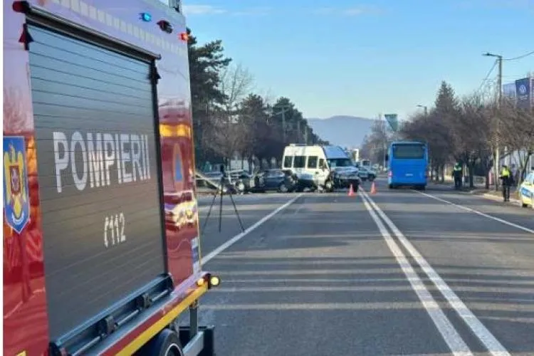 Accident rutier cu trei mașini implicate pe o stradă din Cluj! Un băiat de 7 ani și un bărbat au fost răniți. Medicii intervin de urgență 