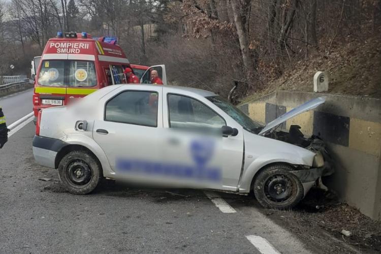 Accident într-o localitate din Cluj! Un șofer de Logan s-a izbit de un parapet de beton. Medicii au intervenit de urgență