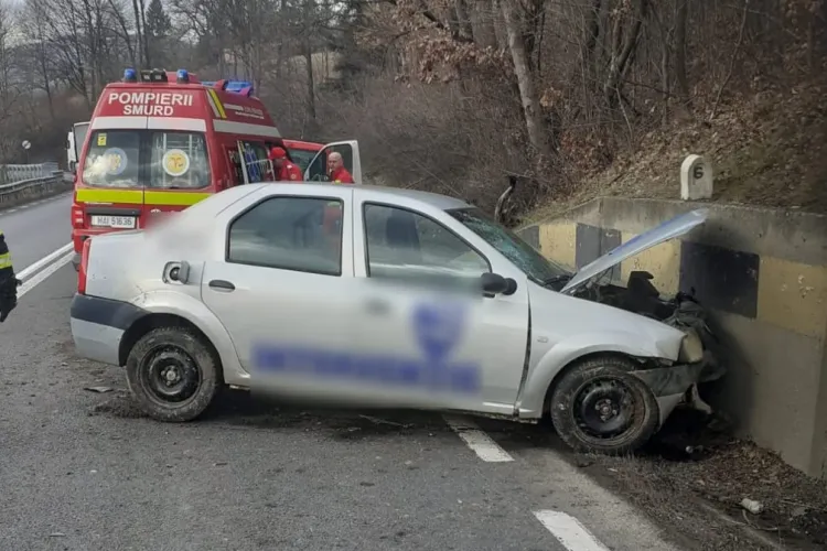 Accident într-o localitate din Cluj! Un șofer de Logan s-a izbit de un parapet de beton. Medicii au intervenit de urgență