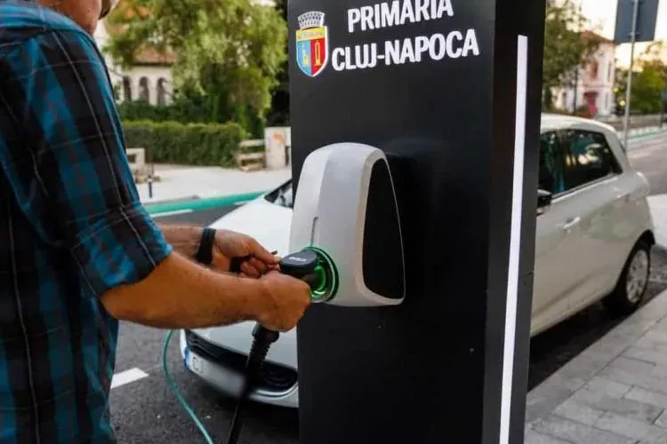 Stațiile de încărcare pentru mașinile electrice din centrul Clujului, defecte de săptămâni întregi: „Creează dificultăți pentru șoferi”