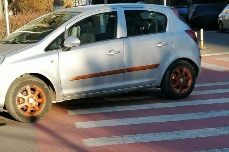Nesimțirea nu are margini la Cluj! Un șofer și-a lăsat mașina pe trecerea de pietoni și a plecat liniștit 