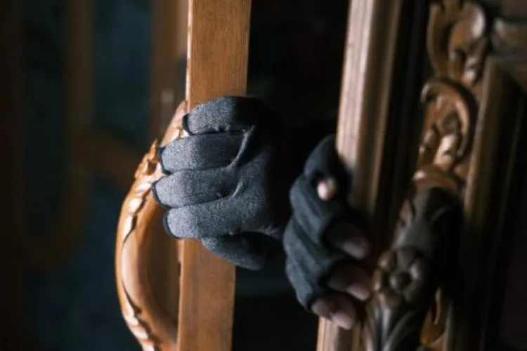 Hoț din Cluj, reținut după ce a intrat prin efracție într-o biserică din Mărăști! Individul a dat spargerea și într-un beci și a furat tot ce a prins