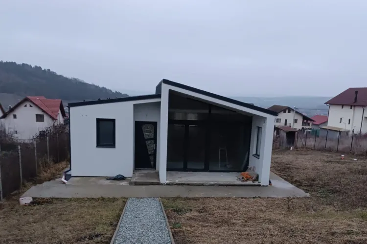 „Aștept un prost să o cumpere / Pe vremuri îi zicea garaj”- Proprietarul unei case din Cluj, luat la mișto pe internet. Vrea să o vândă cu 190.000 euro