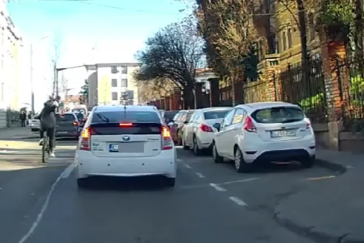 Scântei în traficul din Cluj! Un biciclist a arătat semne obscene unui șofer: ,,Căști pe urechi în loc de cască de protecție” - VIDEO