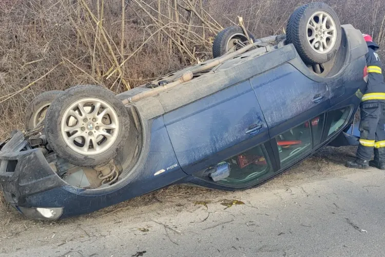 Cluj- Accident între Apahida și Cojocna. O mașină s-a răsturnat. Două persoane sunt evaluate chiar acum de echipajele medicale FOTO