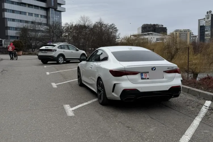 A plătit pentru o parcare, a ocupat două. Un șofer de BMW din Cluj a uitat că marcajele trebuie respectate