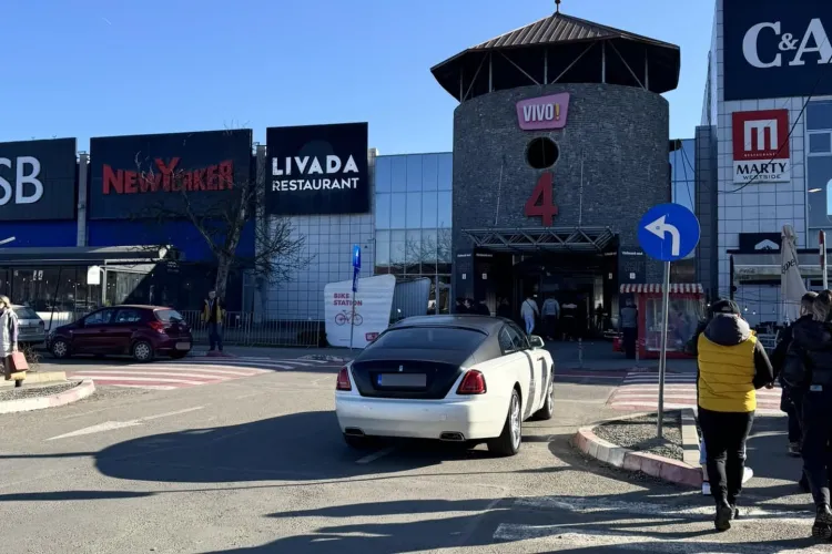 Are bani de Rolls-Royce, dar tot nu știe cum să parcheze. Și-a lăsat bolidul „ca un boss” în față la VIVO Cluj