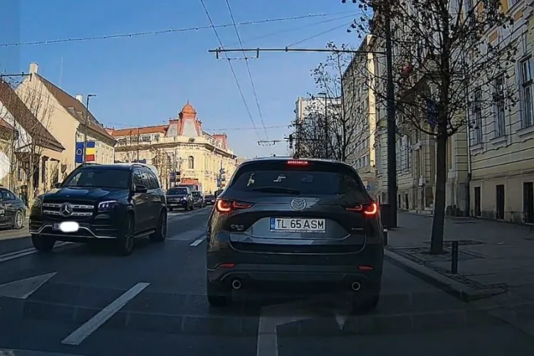 Bolid de lux Mercedes, cu numere de București, filmat pe contrasens chiar în fața Primăriei Cluj-Napoca. Are o vină și trasarea benzilor? VIDEO