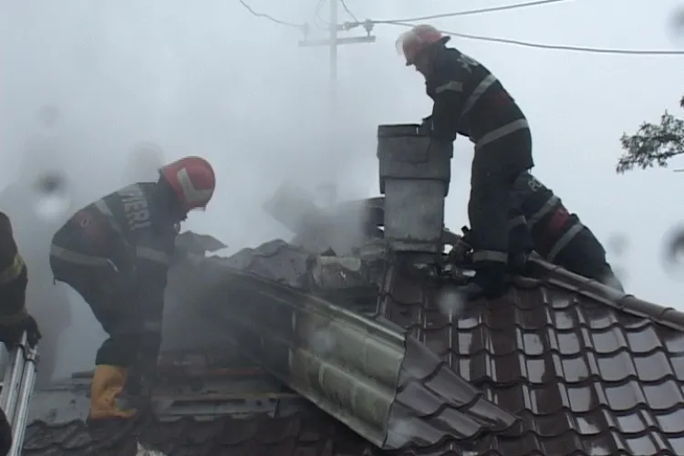 Incendiu în Cluj! O casă din comuna Izvorul Crișului, la un pas să fie mistuită de flăcări / Pompierii clujeni au intervenit de urgență