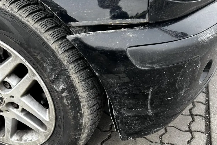 Livratorii de mâncare din Nepal, neatenți în traficul din Cluj. Un bărbat avertizează după ce mașina lui a fost avariată: „M-a lovit și a fugit”