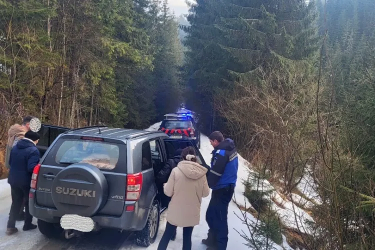 Gheața le-a dat bătăi de cap! Turiști, salvați de jandarmii montani după ce au rămas blocați pe un drum din Cluj