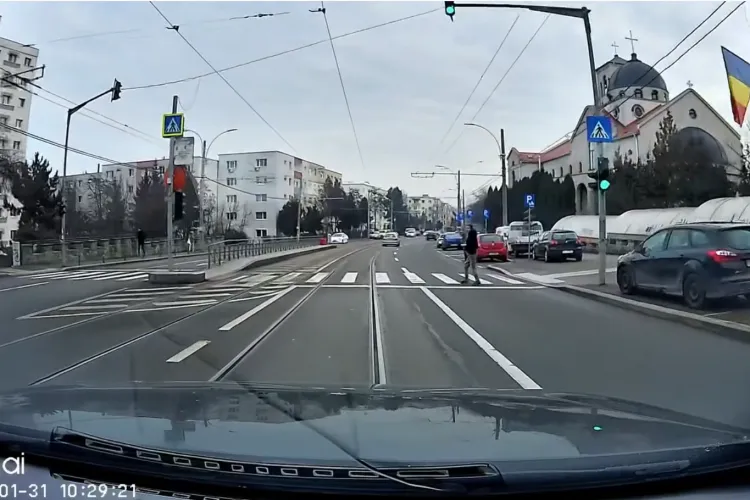 În Cluj, culorile semafoarelor sunt „opționale”! O doamnă din Mănăștur, la un pas de tragedie: Traversează ca Zombi/„Avea o privire fixă” VIDEO