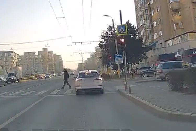 Un șofer din Cluj cu ,,probleme de vedere” a încurcat culorile semaforului! A trecut pe roșu, deși pietonii erau încă pe trecere - VIDEO 
