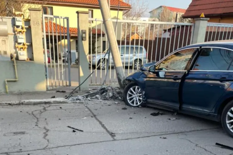Accident pe o stradă din Cluj-Napoca! Un șofer a lovit un stâlp de electricitate - FOTO