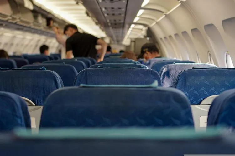 Momente de panică! Un avion s-a întors pe aeroport după ce un bărbat a avut un comportament bizar: ,,A lovit un pasager”