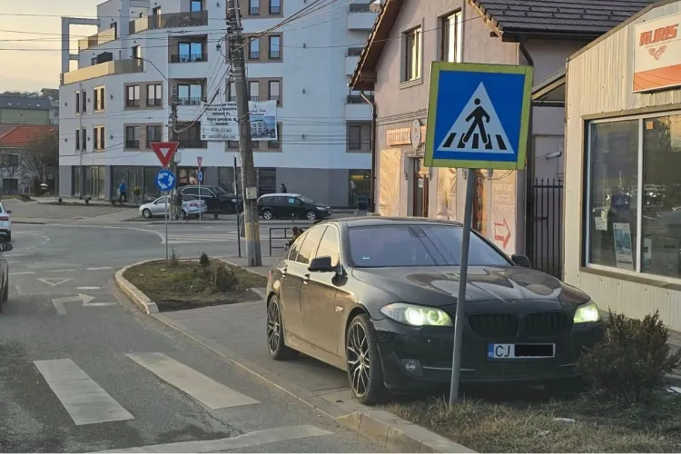 Șoferii de BMW dau moda la Cluj! Un „băiat de oraș” a blocat o trecere de pietoni, după ce și-a parcat bolidul pe trotuar și pe spațiul verde
