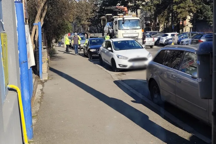 Un șofer norocos din Cluj s-a trezit cu mașina ridicată din fața barului: „Au dus-o să o spele”