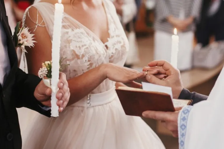 Nuntașii din Cluj, în ALERTĂ: Cât trebuie să oferi ca dar de nuntă în 2025? Află ce sumă vei scoate din buzunare dacă ești rudă, naș sau simplu invitat