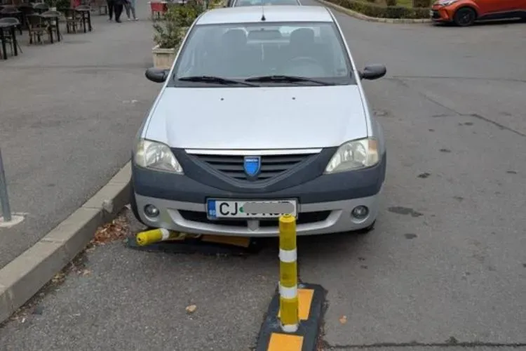 Pericol pe o stradă din Cluj! Indicatoare rutiere înclinate și stâlpișorii smulși pun în pericol pietonii: „Au fost accidente”