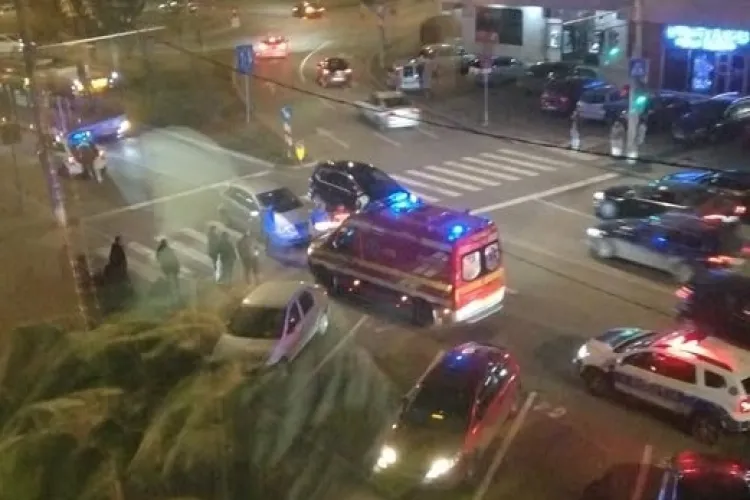 Accident rutier în Cluj. Un bărbat a fost lovit de o mașină pe trecerea de pietoni. A fost transportat de urgență la spital 