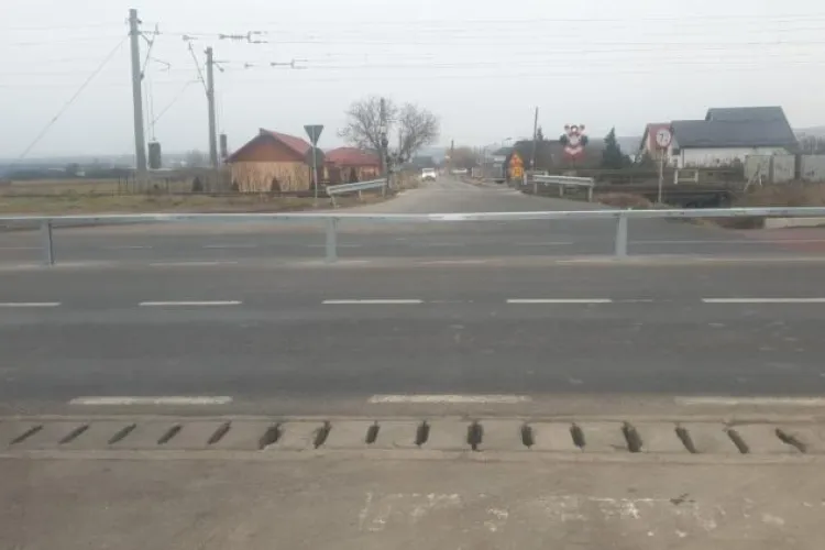 Clujenii din Jucu, nevoiți să suporte balustrada montată greșit pe un drum important. Primar: „Proiectul se pasează în stânga, dreapta, dar nu se rezolvă”