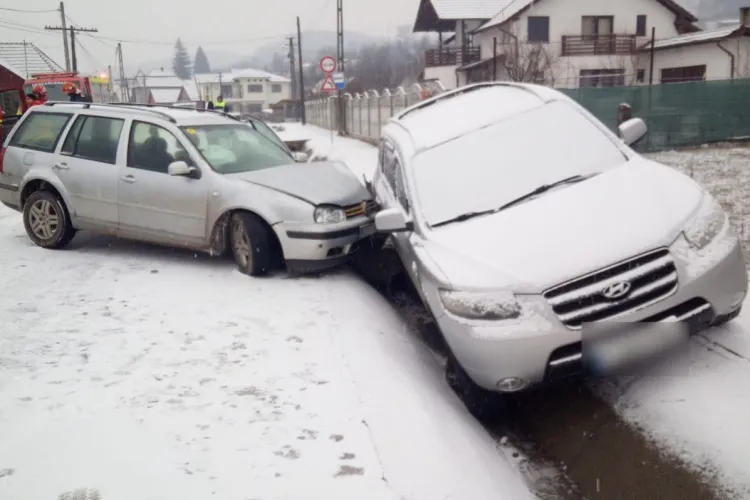 Un tânăr și 5 minori, transportați la spital după un accident în Cluj! Un autoturism a intrat violent într-o mașină parcată - FOTO